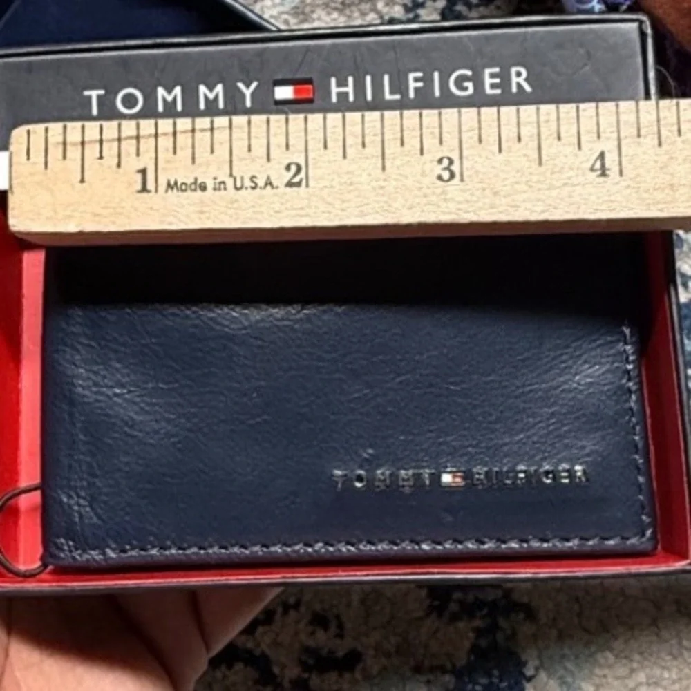 Tommy Hilfiger Men's Leather RFID Wallet & Valet Gift Set‎ (Navy/Red trim)